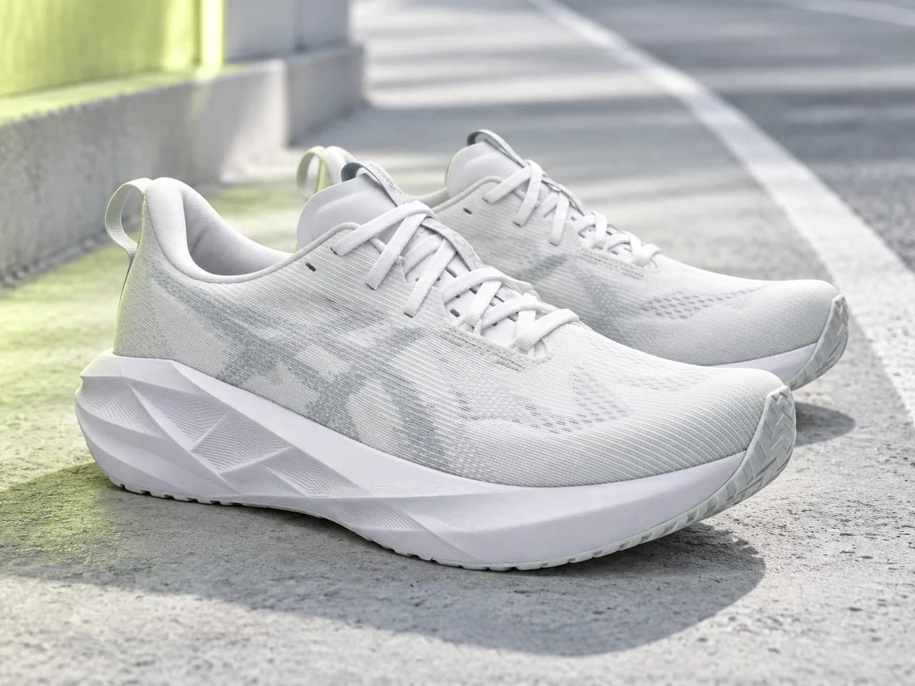 ASICS NOVABLAST 5 White/Piedmont Grey의 자카드 메시와 기하학적인 흰색 미드솔
