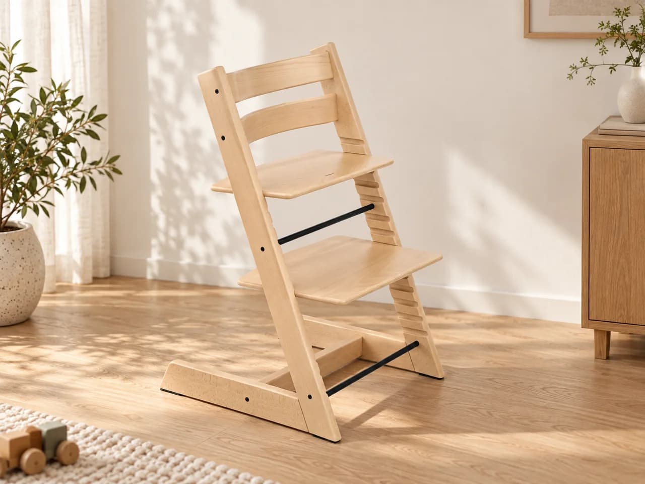 밝은 오크 마루 위에 3/4 측면으로 놓인 Natural 컬러 Stokke Tripp Trapp® 의자
